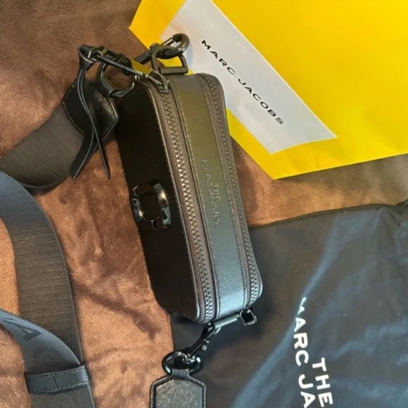 Authentic Marc Jacobs Camera Bag - Picture 2 of 10